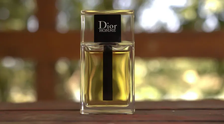 عطر مردانه عطر مردانه ادو تویلت Homme از Dior بر روی میز چوبی